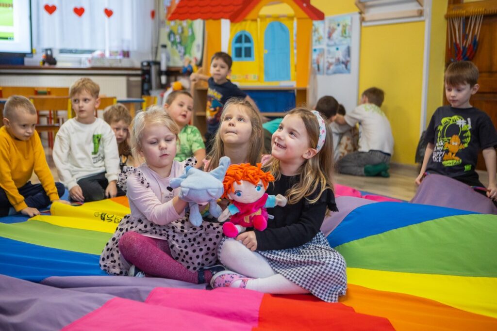 Zajęcia języka angielskiego w Przedszkolu Miejskim nr 3 w Lipnie, fot. Mikołaj Kuras dla UMWKP