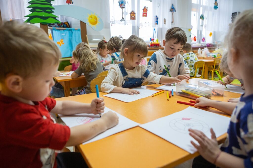 Zajęcia języka angielskiego w Przedszkolu Miejskim nr 3 w Lipnie, fot. Mikołaj Kuras dla UMWKP