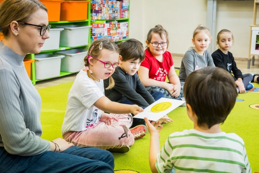 Zajęcia języka angielskiego w Przedszkolu nr 2 w Nakle nad Notecią, fot. Tomasz Czachorowski/eventphoto.com.pl dla UMWKP