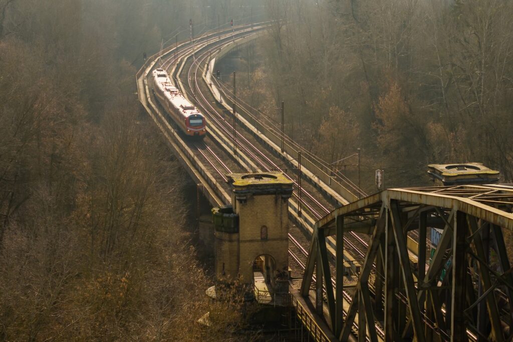 Przejazd pociągów przez most kolejowy w Toruniu fot. Szymon Zdziebło/tarantoga.pl dla UMWKP