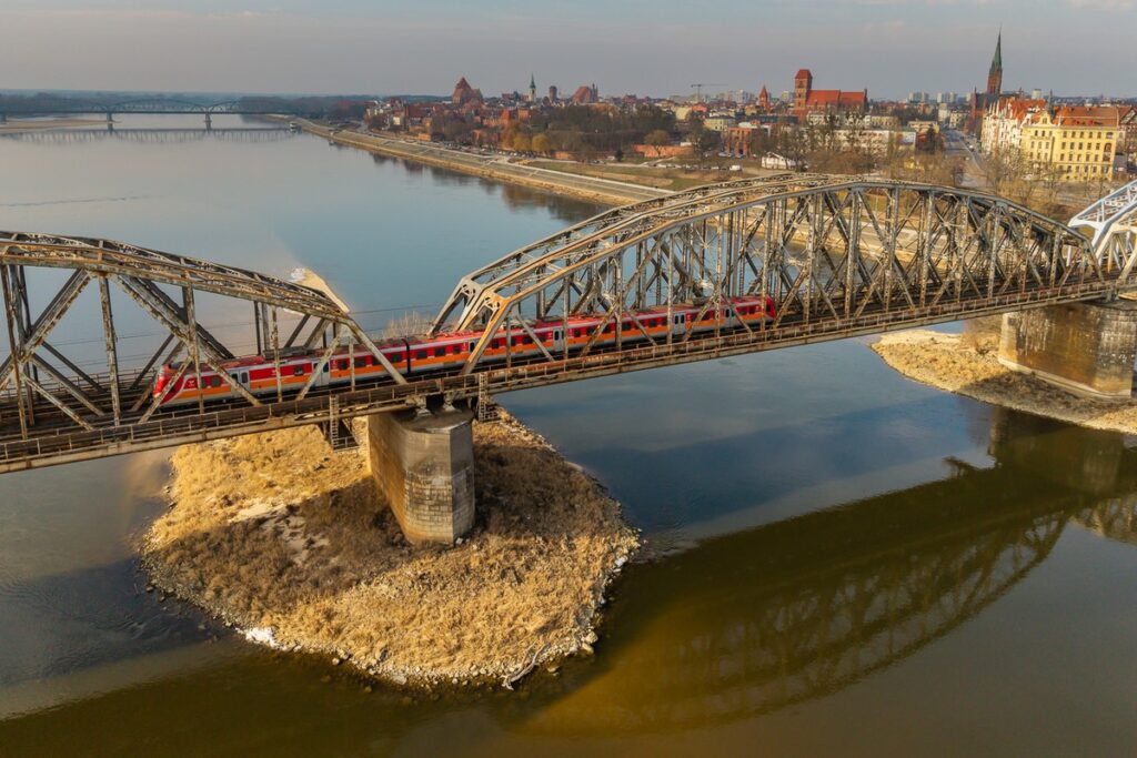 Przejazd pociągów przez most kolejowy w Toruniu fot. Szymon Zdziebło/tarantoga.pl dla UMWKP