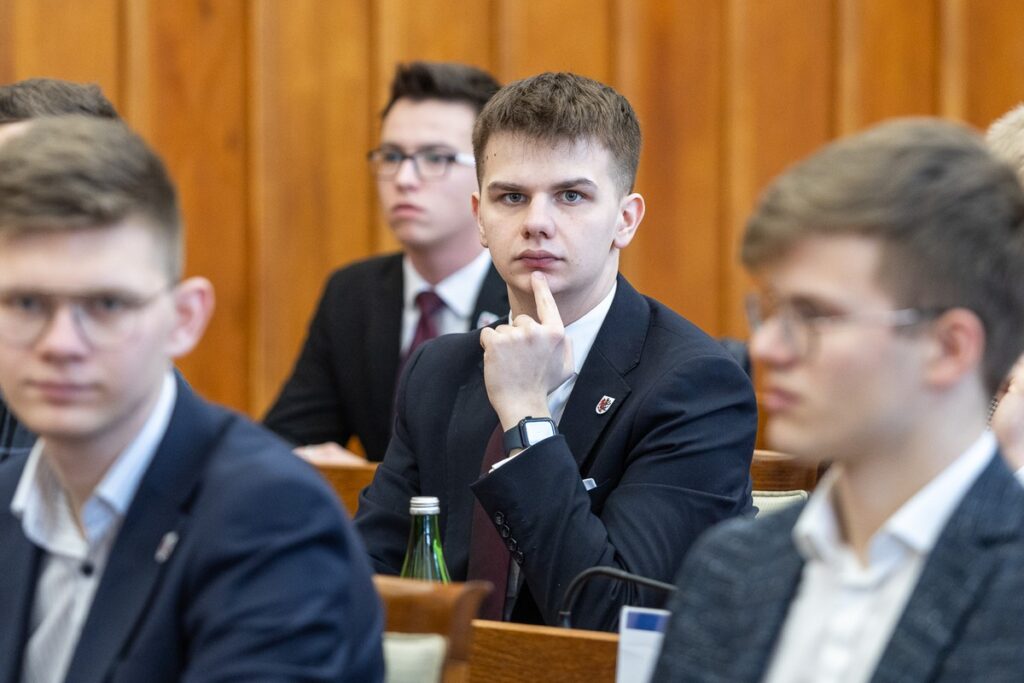 Posiedzenie Młodzieżowego Sejmiku Województwa, fot. Szymon Zdziebło/tarantoga.pl dla UMWKP