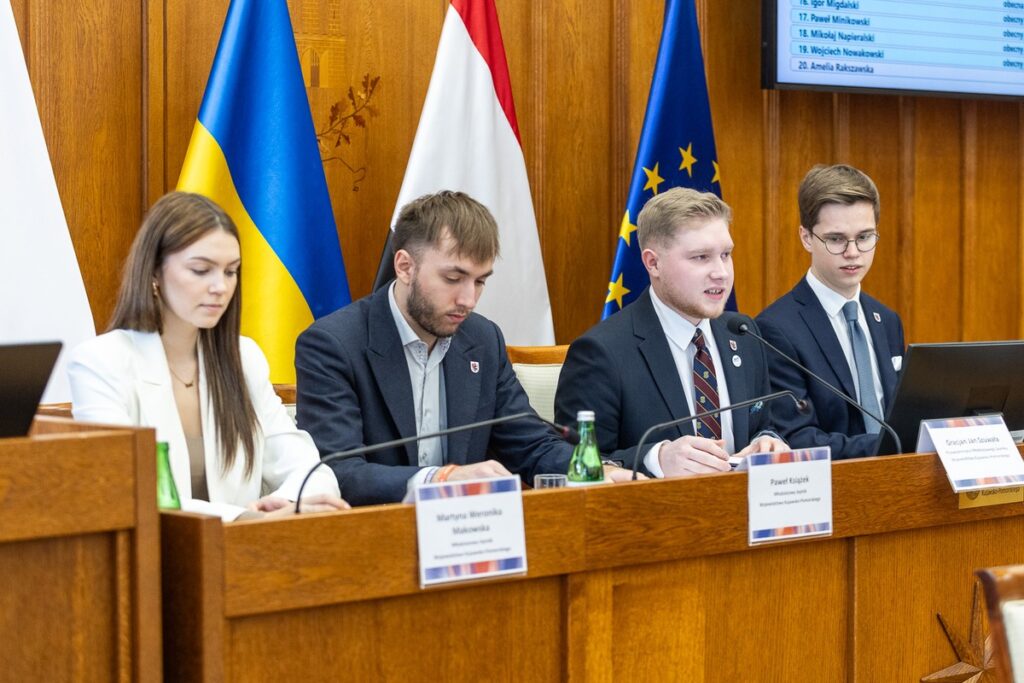 Posiedzenie Młodzieżowego Sejmiku Województwa, fot. Szymon Zdziebło/tarantoga.pl dla UMWKP