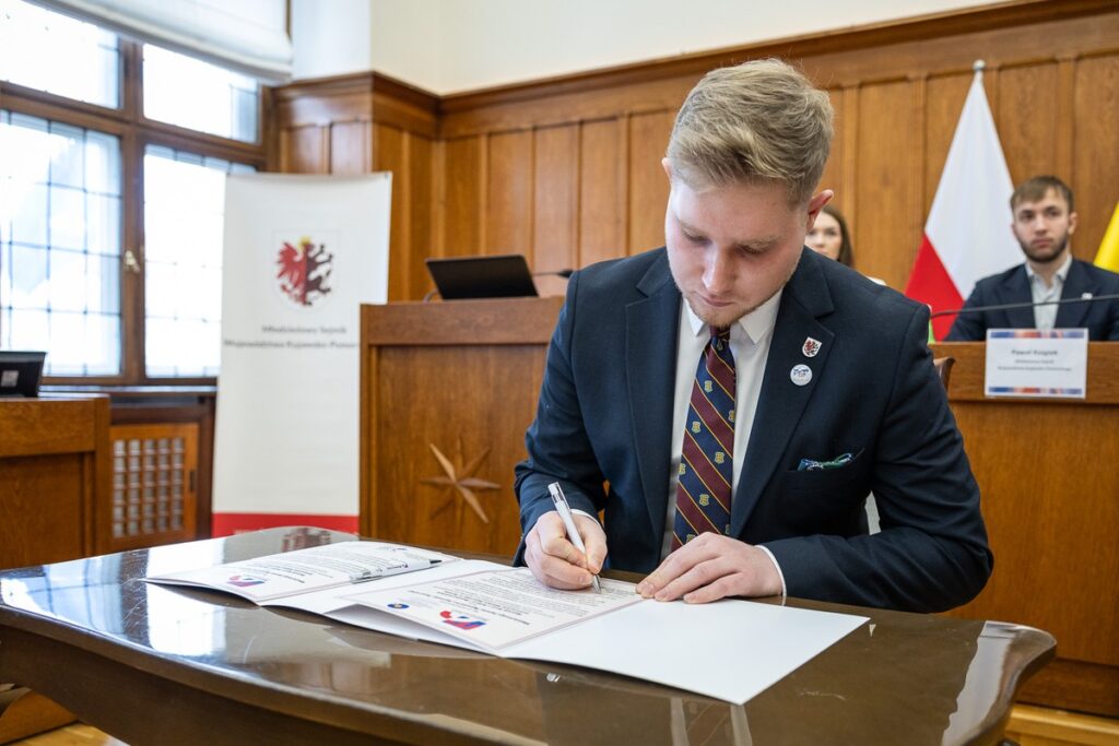 Posiedzenie Młodzieżowego Sejmiku Województwa, fot. Szymon Zdziebło/tarantoga.pl dla UMWKP