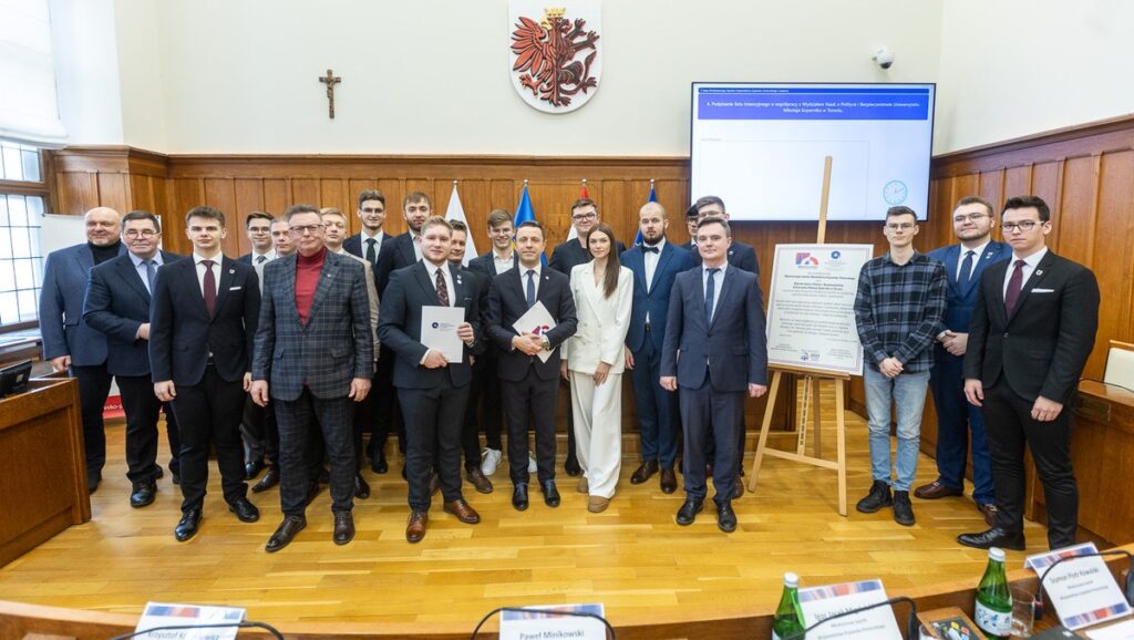 Posiedzenie Młodzieżowego Sejmiku Województwa, fot. Szymon Zdziebło/tarantoga.pl dla UMWKP