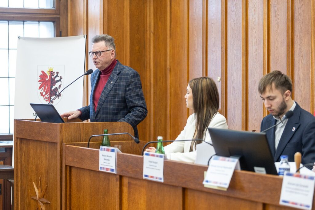 Posiedzenie Młodzieżowego Sejmiku Województwa, fot. Szymon Zdziebło/tarantoga.pl dla UMWKP