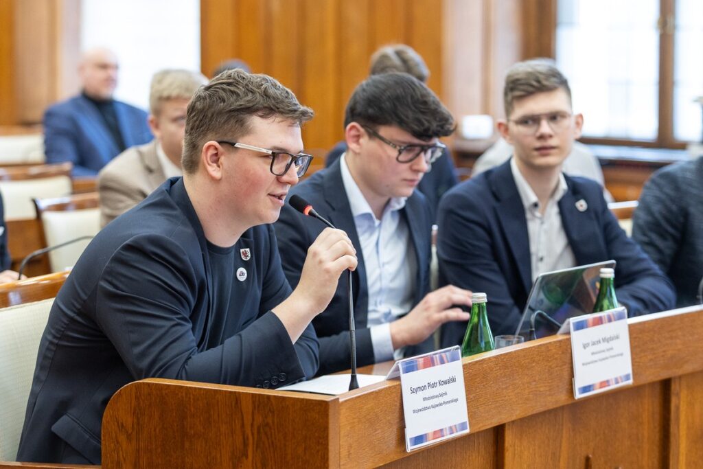 Posiedzenie Młodzieżowego Sejmiku Województwa, fot. Szymon Zdziebło/tarantoga.pl dla UMWKP