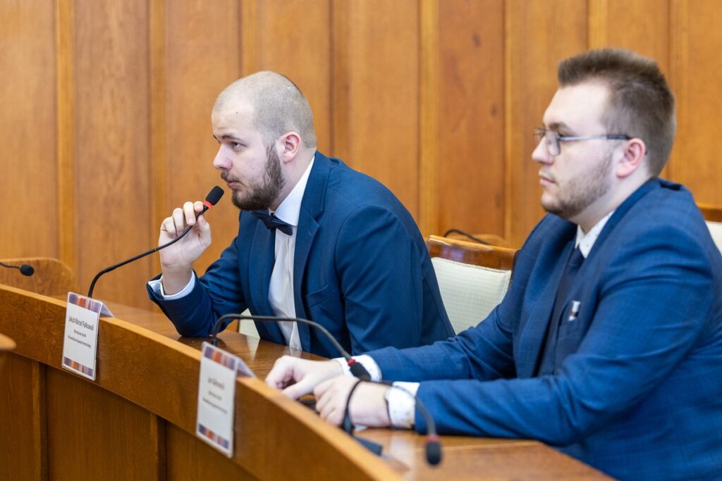 Posiedzenie Młodzieżowego Sejmiku Województwa, fot. Szymon Zdziebło/tarantoga.pl dla UMWKP