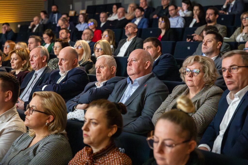 Meeting at the Brześć Centre for Culture and History "Wahadło" on the Expansion of Sports Infrastructure in the region, photo by Szymon Zdziebło / tarantoga.pl for UMWKP