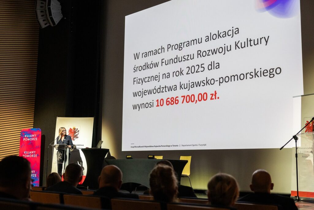 Meeting at the Brześć Centre for Culture and History "Wahadło" on the Expansion of Sports Infrastructure in the region, photo by Szymon Zdziebło / tarantoga.pl for UMWKP