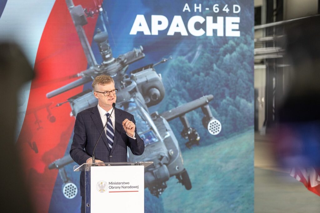 Podpisanie umowy na leasing śmigłowców „Apache” w 56. Bazie Lotniczej fot. Szymon Zdziebło/tarantoga.pl dla UMWKP