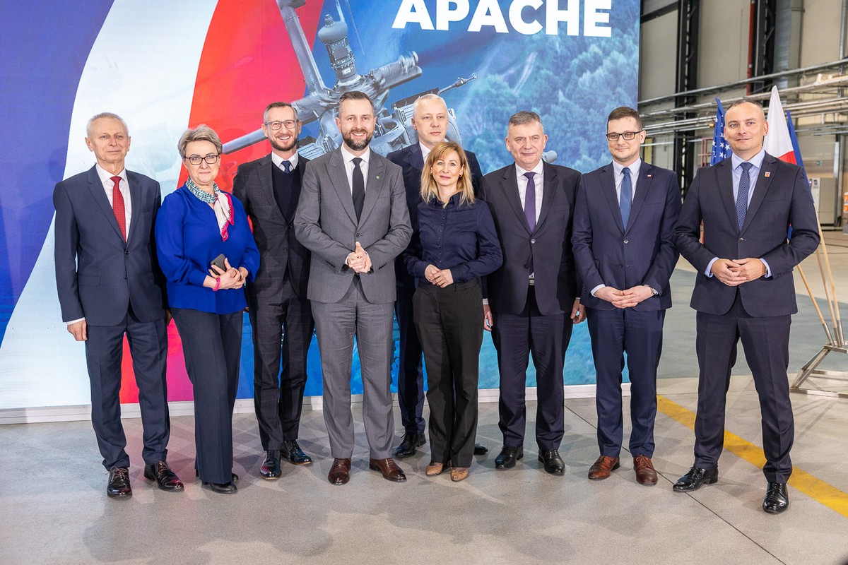 Signing a contract for the lease of ‘Apache’ helicopters at the 56th Air Base photo: Szymon Zdziebło/tarantoga.pl for UMWKP