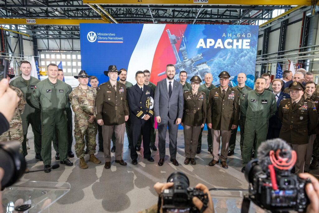 Podpisanie umowy na leasing śmigłowców „Apache” w 56. Bazie Lotniczej fot. Szymon Zdziebło/tarantoga.pl dla UMWKP