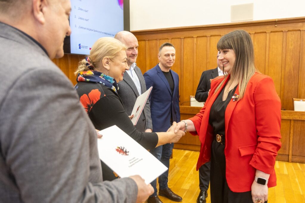 Ceremonia przekazania umów FEdKP, 28 lutego 2025, fot. Szymon Zdziebło/tarantoga.pl dla UMWKP