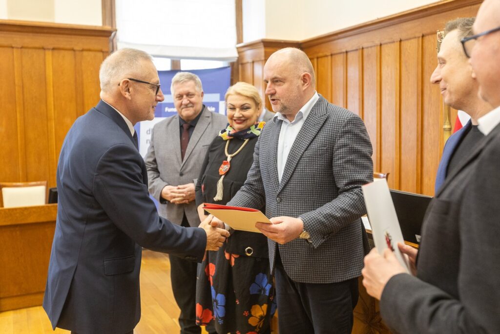 Ceremonia przekazania umów FEdKP, 28 lutego 2025, fot. Szymon Zdziebło/tarantoga.pl dla UMWKP