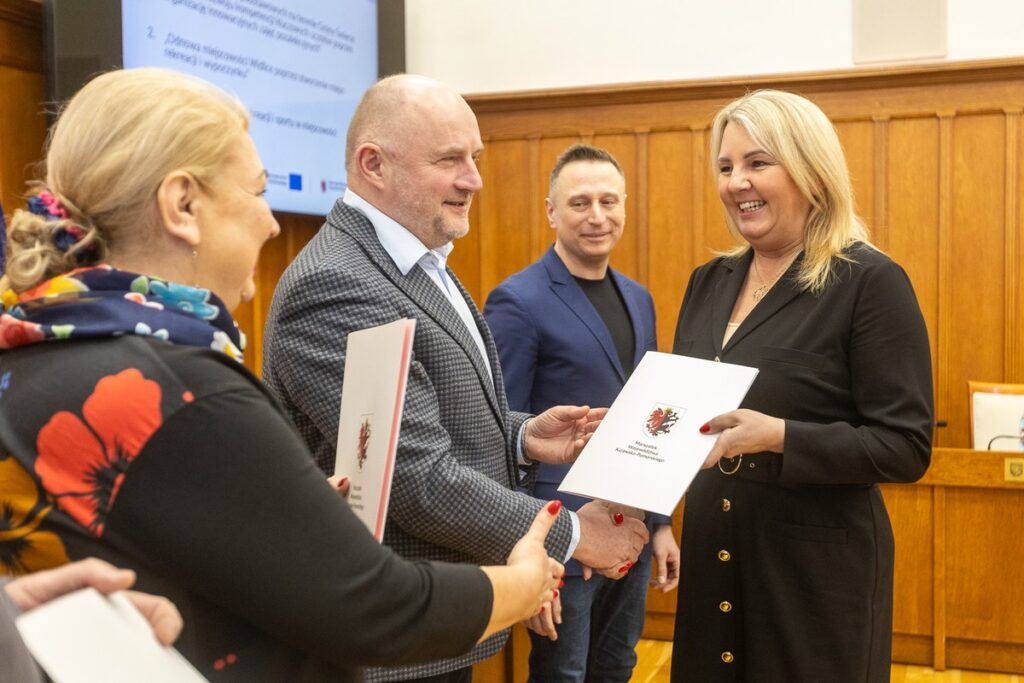 Ceremonia przekazania umów FEdKP, 28 lutego 2025, fot. Szymon Zdziebło/tarantoga.pl dla UMWKP