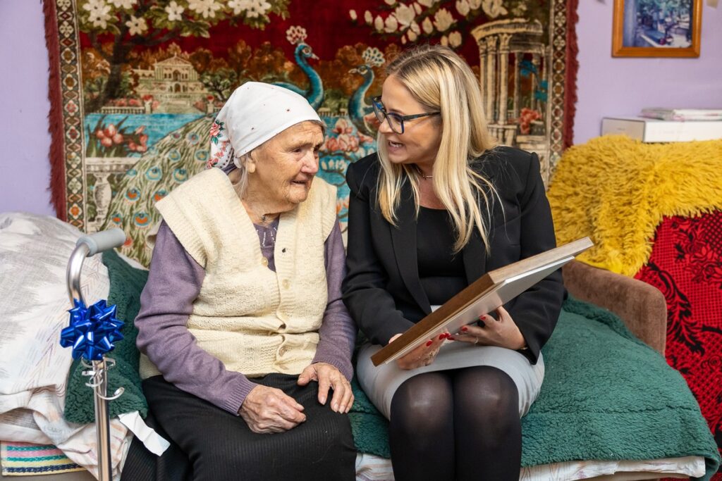 Wręczenie medalu Unitas Durat Mariannie Krzemińskiej, fot. Szymon Zdziebło/tarantoga.pl dla UMWKP