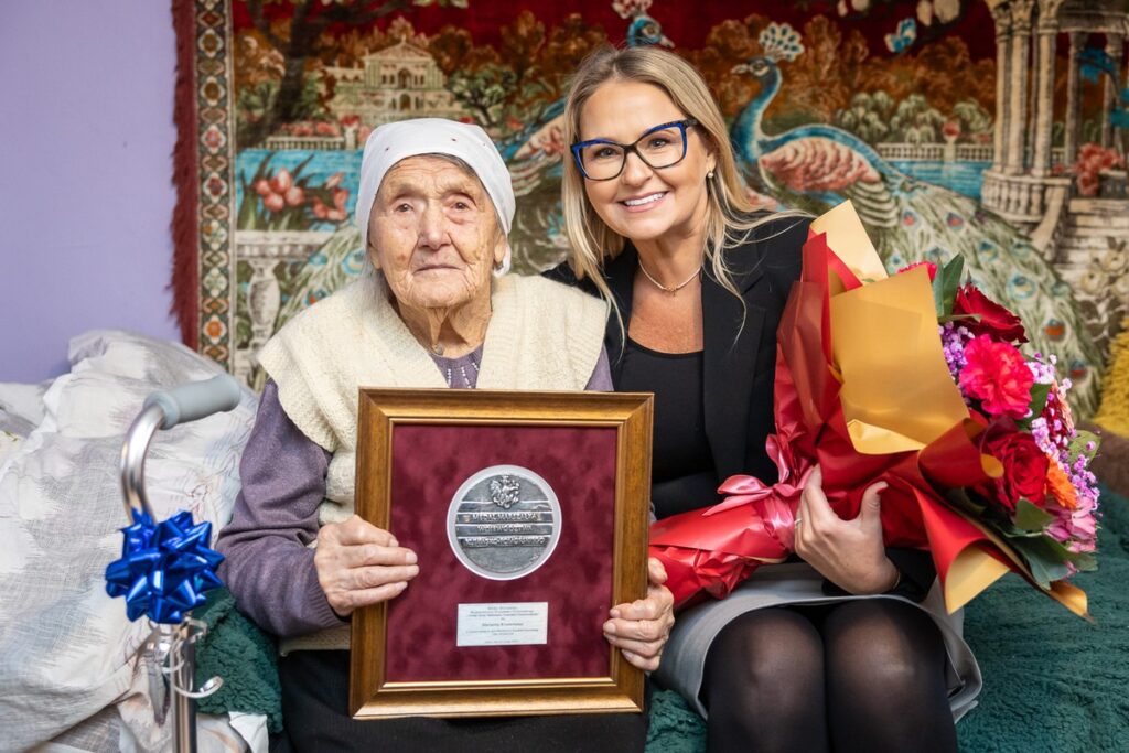 Wręczenie medalu Unitas Durat Mariannie Krzemińskiej, fot. Szymon Zdziebło/tarantoga.pl dla UMWKP