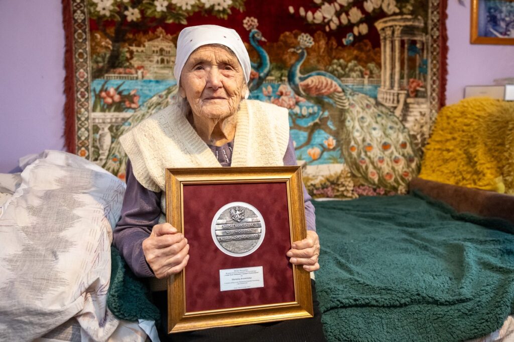 Wręczenie medalu Unitas Durat Mariannie Krzemińskiej, fot. Szymon Zdziebło/tarantoga.pl dla UMWKP