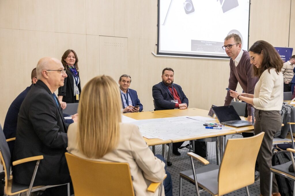 Warsztaty Zintegrowanej Sieci Kolejowej fot. Szymon Zdziebło/tarantoga.pl dla UMWKP