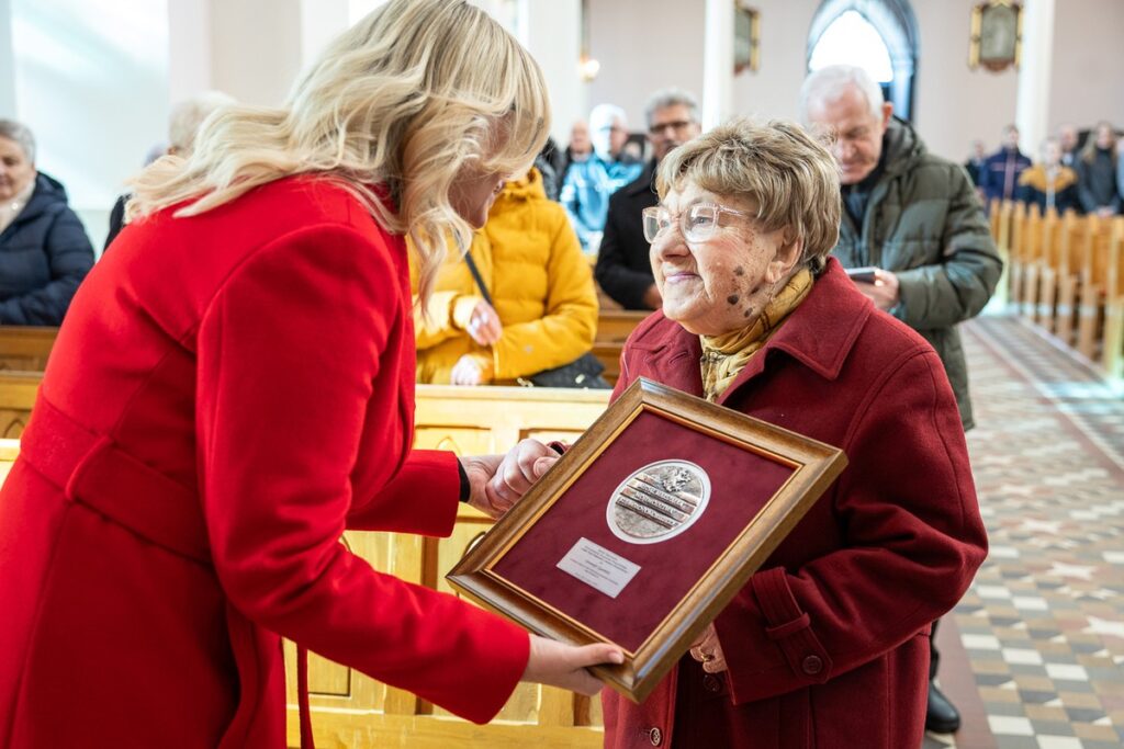 Presentation of the Unitas Durat medal to Genowefa Cygańska, photo: Szymon Zdziebło/tarantoga.pl for UMWKP