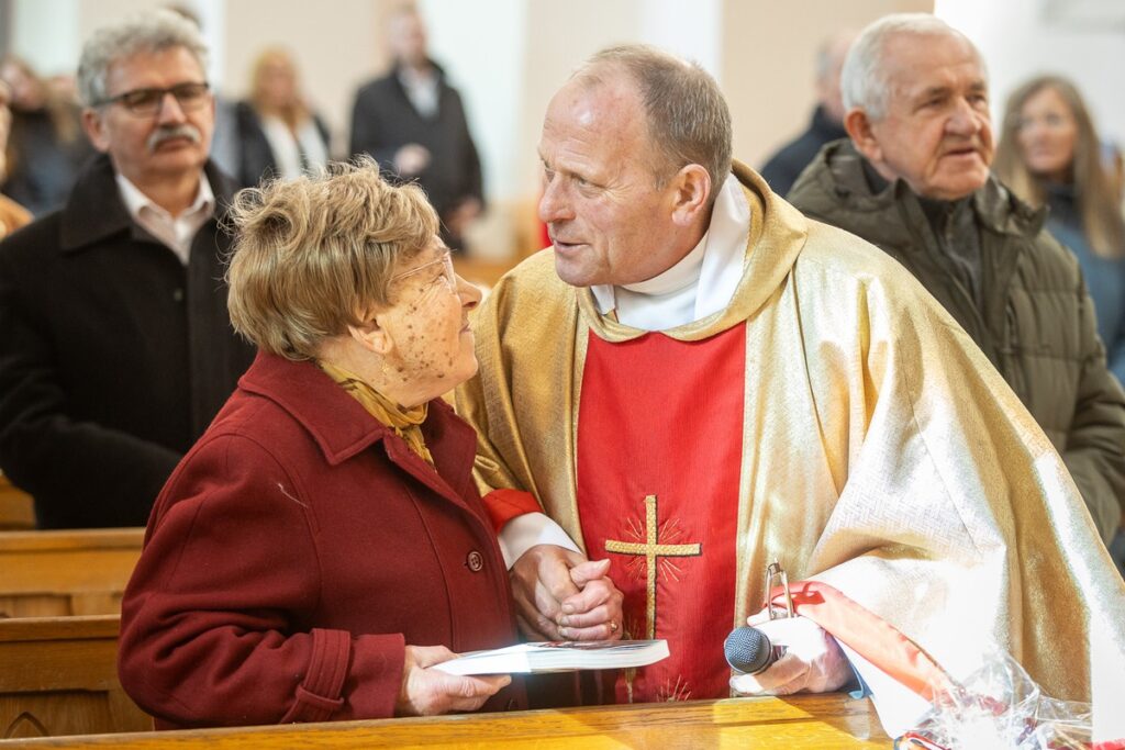 Wręczenie medalu Unitas Durat Genowefie Cygańskiej, fot. Szymon Zdziebło/tarantoga.pl dla UMWKP