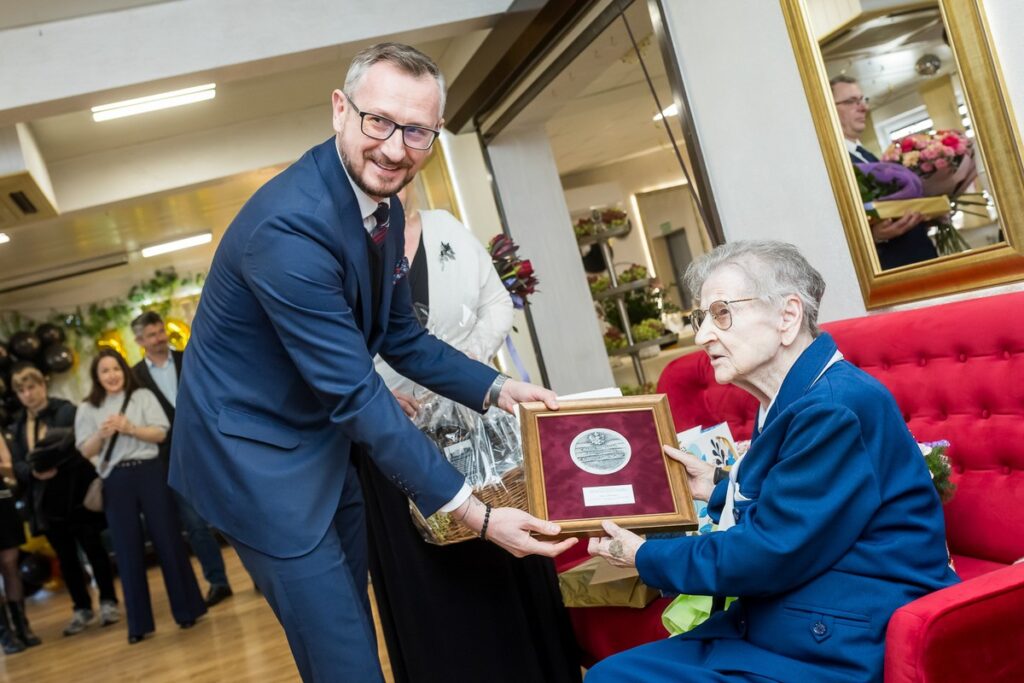 Awarding the Unitas Durat medal to Maria Grajkowska, photo: Tomasz Czachorowski/eventphoto.com.pl for UMWKP