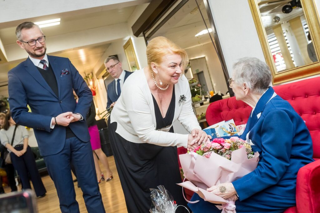 Awarding the Unitas Durat medal to Maria Grajkowska, photo: Tomasz Czachorowski/eventphoto.com.pl for UMWKP