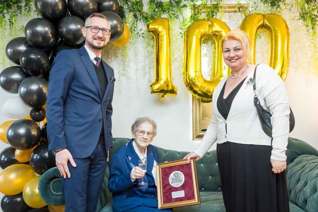 Awarding the Unitas Durat medal to Maria Grajkowska, photo: Tomasz Czachorowski/eventphoto.com.pl for UMWKP