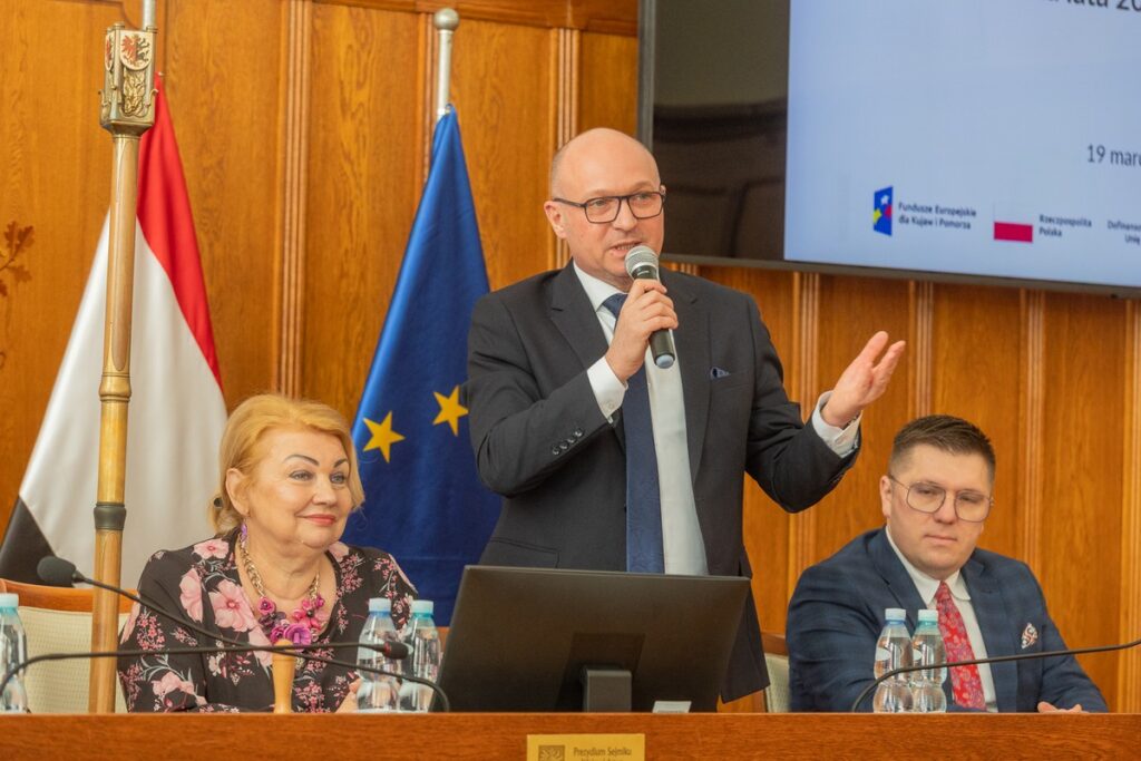 Handing over contracts for funding projects with EFKP funds, Photo by Mikołaj Kuras for UMWKP