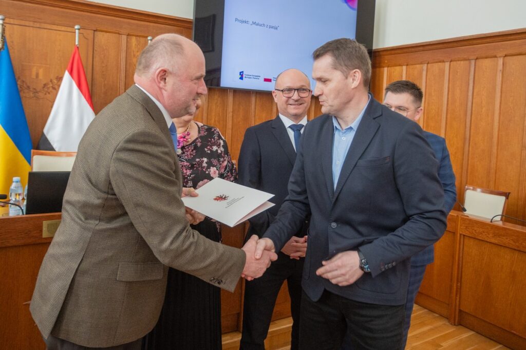 Handing over contracts for funding projects with EFKP funds, Photo by Mikołaj Kuras for UMWKP