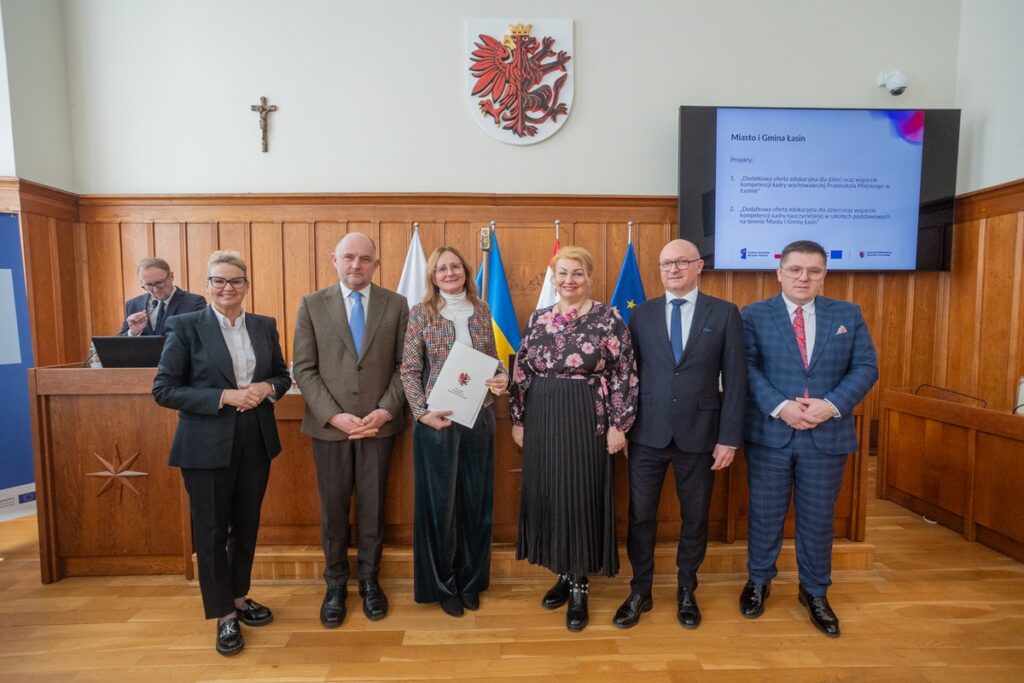 Handing over contracts for funding projects with EFKP funds, Photo by Mikołaj Kuras for UMWKP