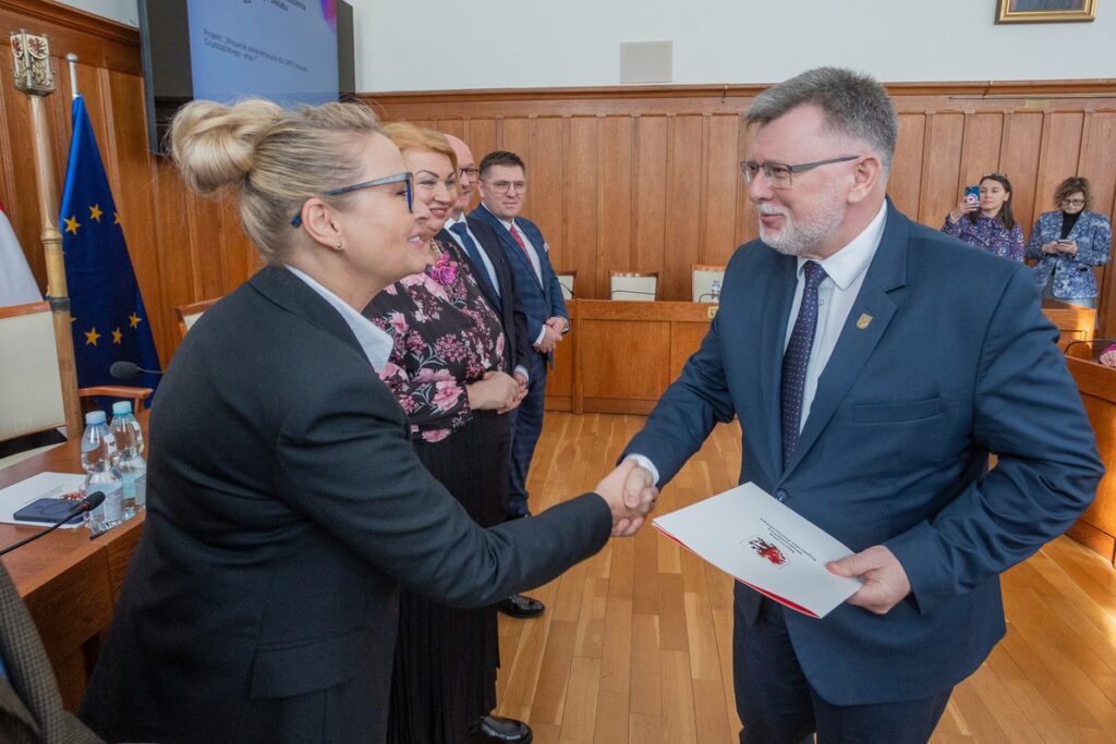 Handing over contracts for funding projects with EFKP funds, Photo by Mikołaj Kuras for UMWKP