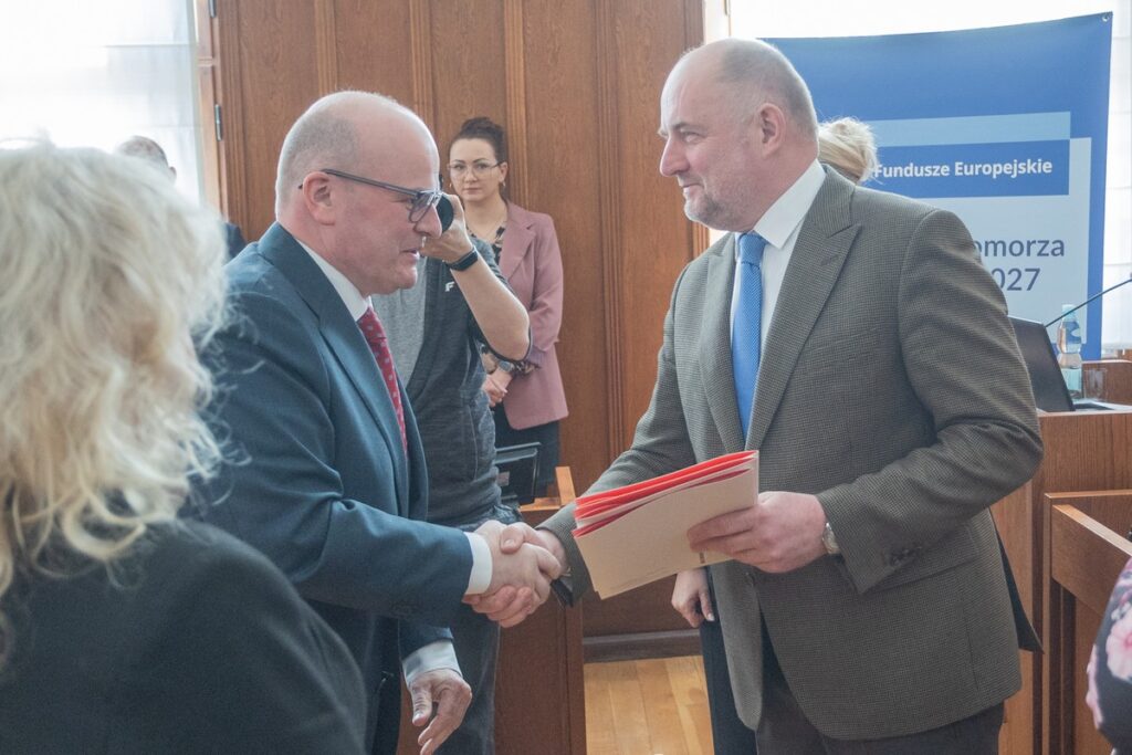 Handing over contracts for funding projects with EFKP funds, Photo by Mikołaj Kuras for UMWKP