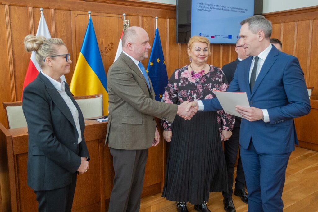 Handing over contracts for funding projects with EFKP funds, Photo by Mikołaj Kuras for UMWKP