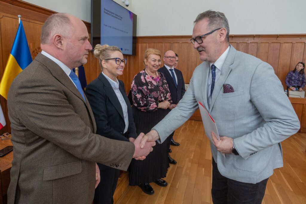 Handing over contracts for funding projects with EFKP funds, Photo by Mikołaj Kuras for UMWKP