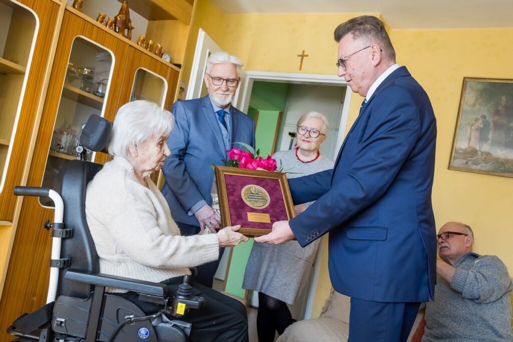 Awarding the Unitas Durat medal to Leokadia Kostrzewska, photo: Tomasz Czachorowski/eventphoto.com.pl for UMWKP