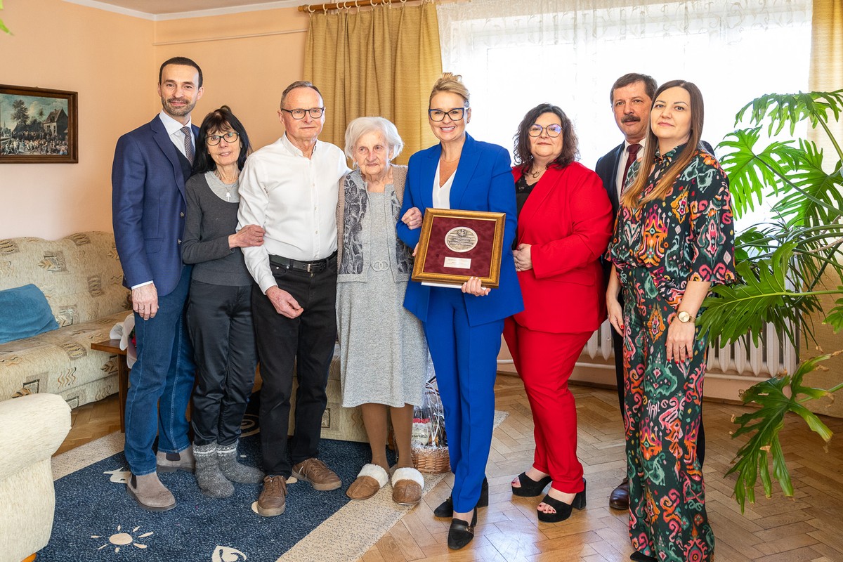 Awarding the Unitas Durat medal to Radosława Łapkiewicz, photo: Szymon Zdziebło/tarantoga.pl for UMWKP