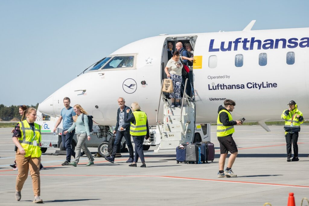 Welcoming passengers and crew on the inaugural flight from Frankfurt, photo by Tomasz Czachorowski for UMWKP