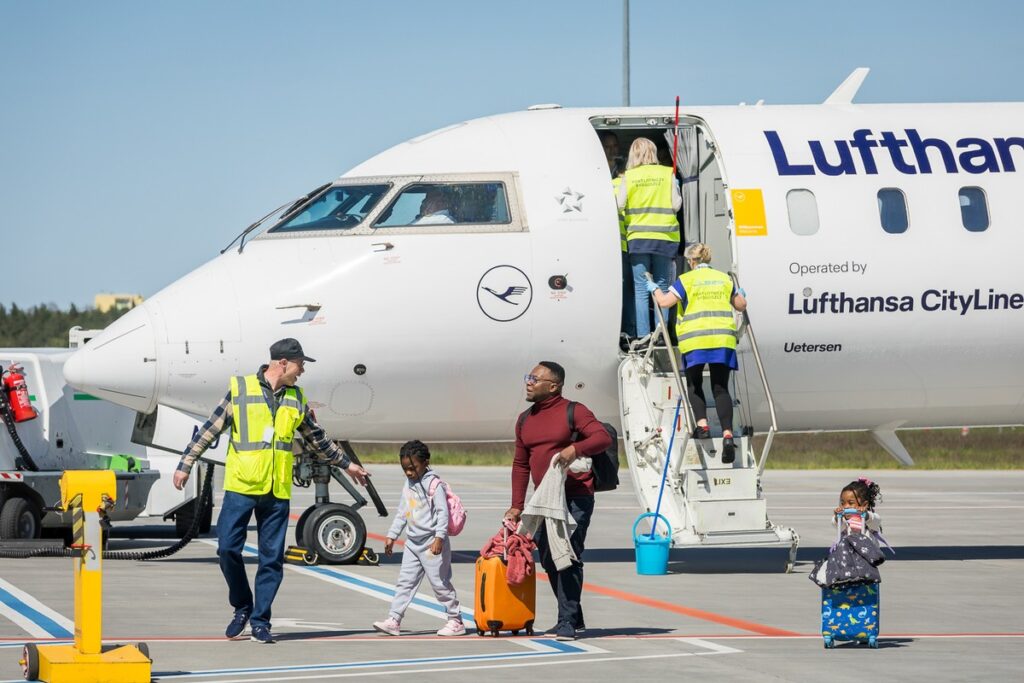 Welcoming passengers and crew on the inaugural flight from Frankfurt, photo by Tomasz Czachorowski for UMWKP Welcoming passengers and crew on the inaugural flight from Frankfurt, photo by Tomasz Czachorowski for UMWKP