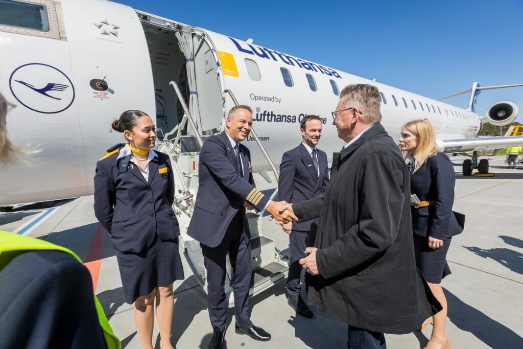 Welcoming passengers and crew on the inaugural flight from Frankfurt, photo by Tomasz Czachorowski for UMWKP