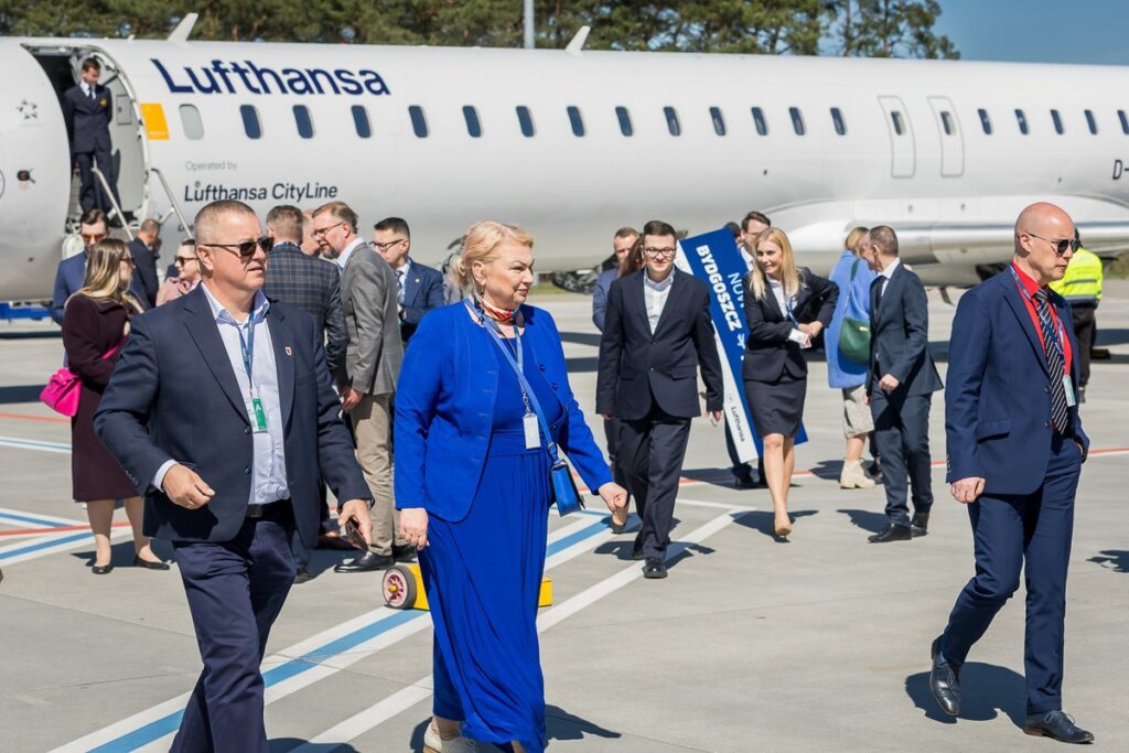Welcoming passengers and crew on the inaugural flight from Frankfurt, photo by Tomasz Czachorowski for UMWKP