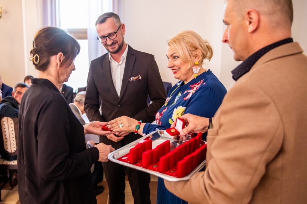 Presentation of badges to village leaders from the district of Mogilno, photo: Andrzej Goiński/UMWKP Presentation of badges to village leaders from the district of Mogilno, photo: Andrzej Goiński/UMWKP