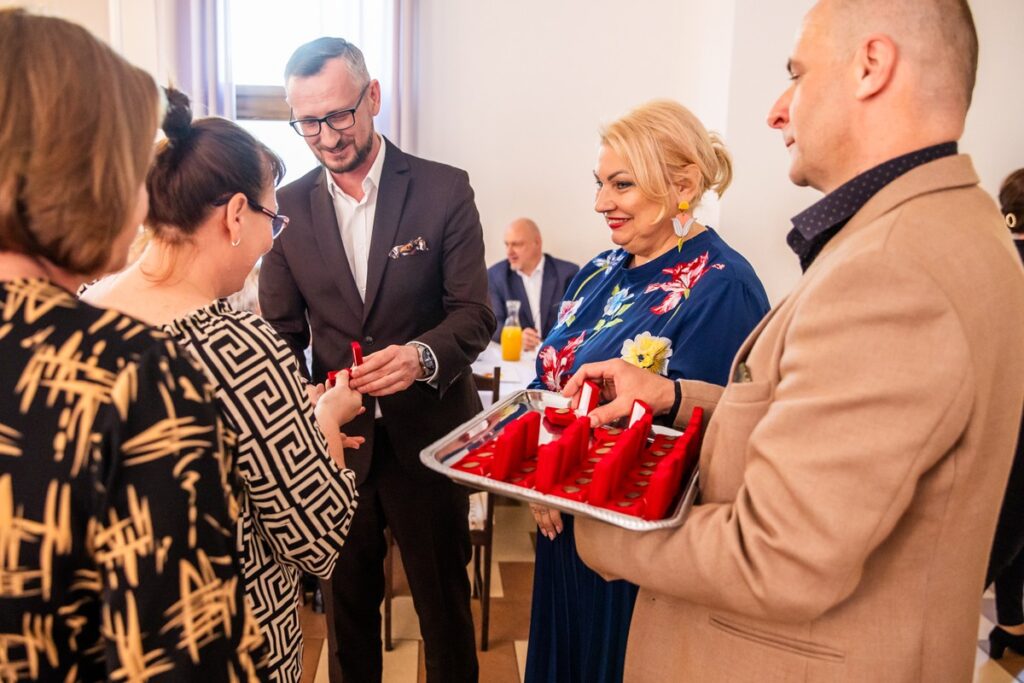 Presentation of badges to village leaders from the district of Mogilno, photo: Andrzej Goiński/UMWKP