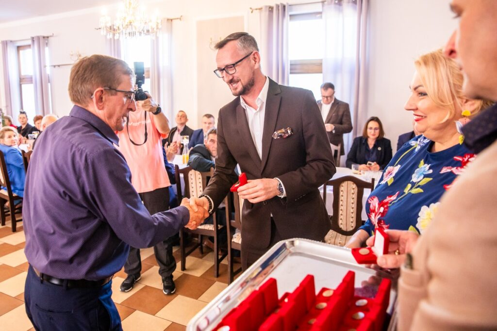 Presentation of badges to village leaders from the district of Mogilno, photo: Andrzej Goiński/UMWKP