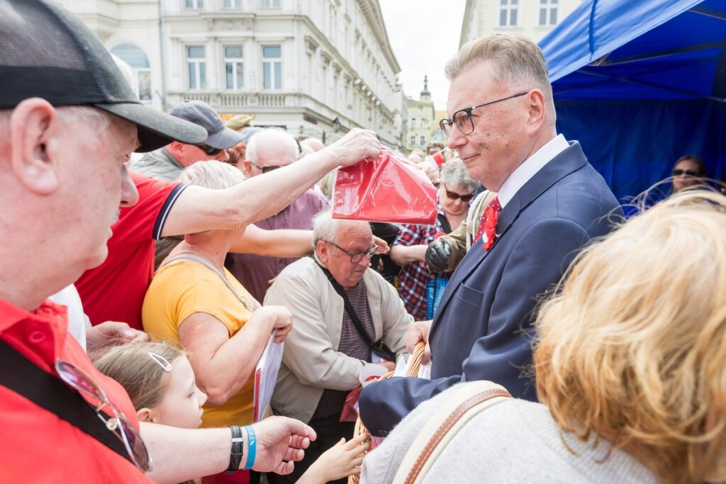 Obchody Dnia Flagi w Bydgoszczy, fot. Tomasz Czachorowski/eventphoto dla UMWKP