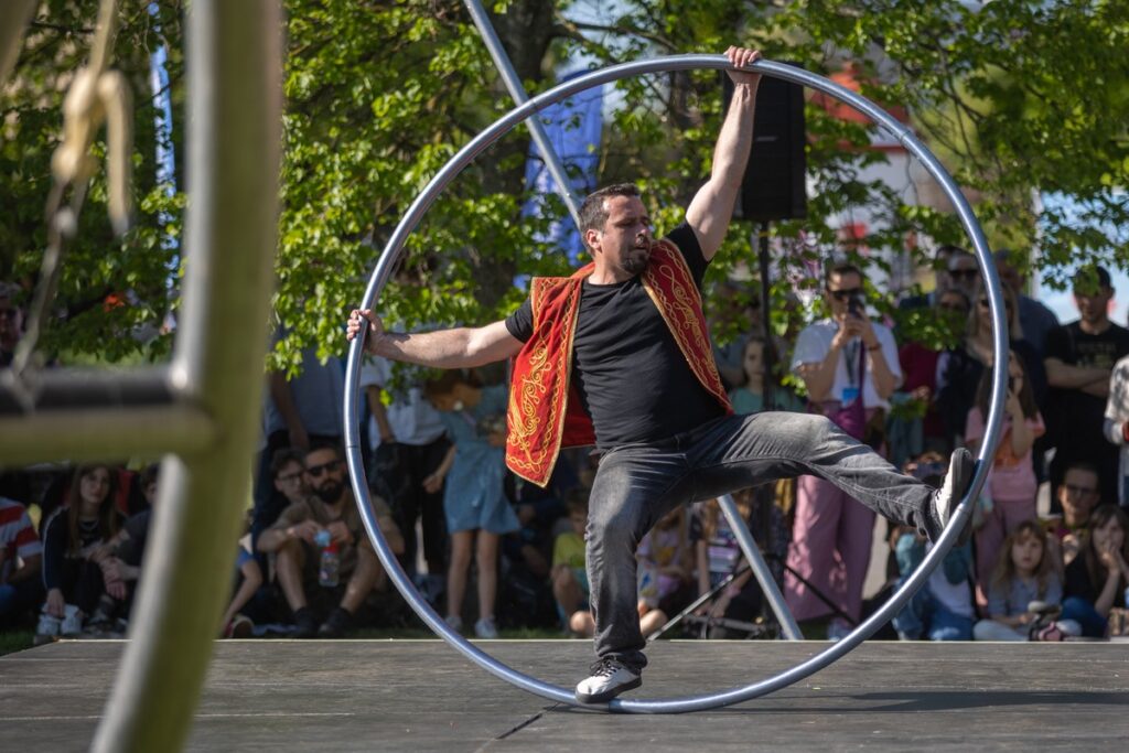 Festiwal Teatrów Ulicznych, „OnTheWord” czeskiej grupy BoCirk, fot. Mikołaj Kuras dla UMWKP