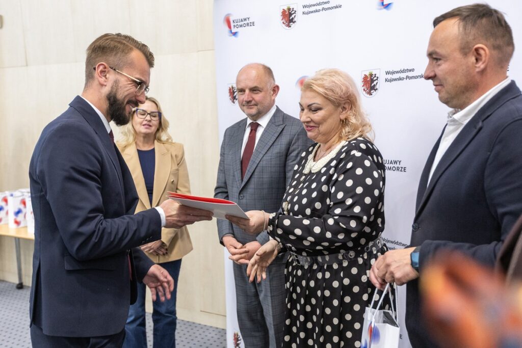 Ceremonia wręczenia umów, fot. Szymon Zdziebło/tarantoga dla UMWKP