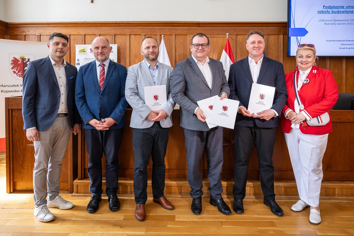 Podpisanie umów z wykonawcami prac modernizacyjnych na drogach wojewódzkich DW 240 i DW 412,