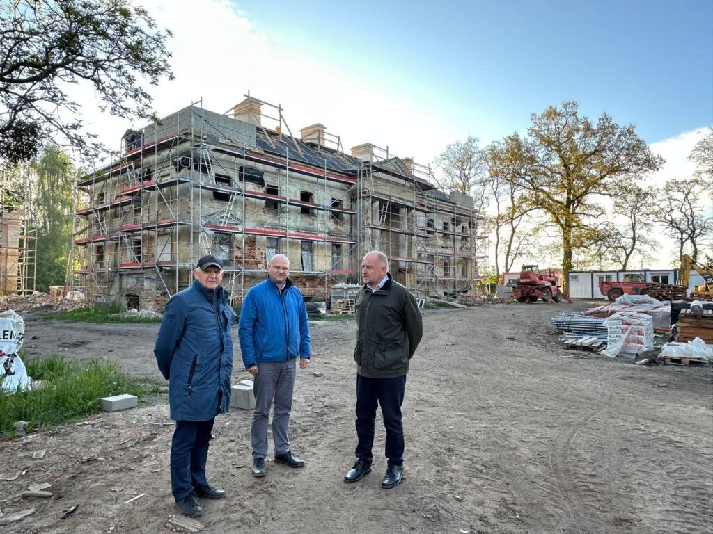 Marszałek Piotr Całbecki oraz dr Marek Rubnikowicz i prezes Jarosław Wierski w Nawrze, fot. UMWKP